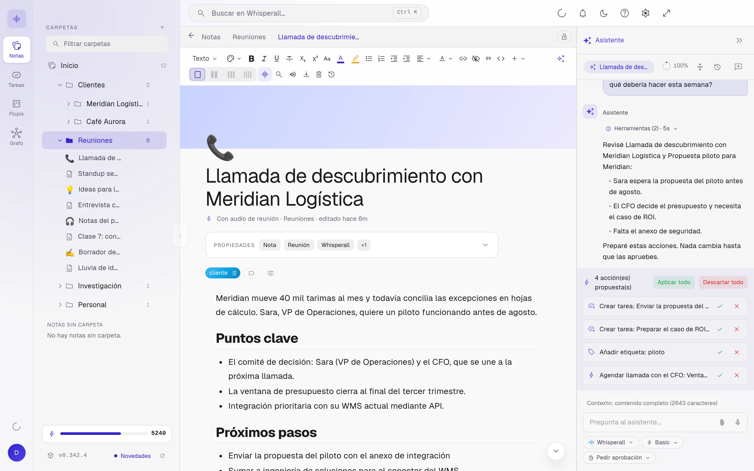 Nota de una llamada con puntos clave y próximos pasos, junto al asistente